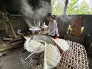 Người làm bánh tráng trong văn hóa ẩm thực việt Nam