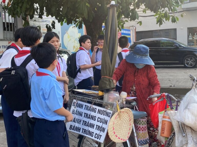hình ảnh các bạn học sinh tụ tạp trước cổng trường mua bánh tráng